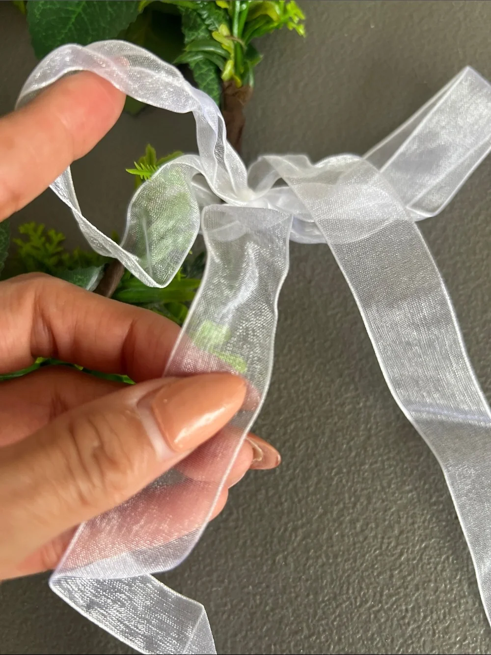 🍃🤍NWT LUSH FAUX GREEN & WHITE FLORAL HEAD CROWN🤍🍃